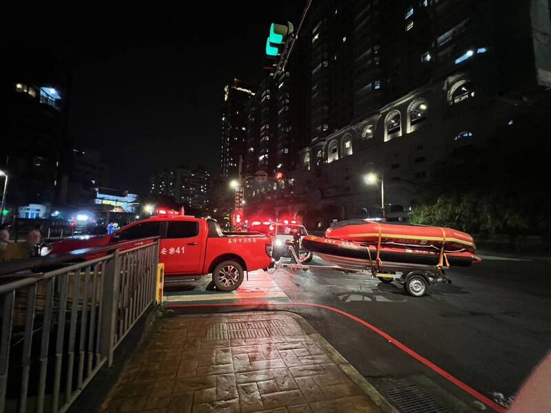 基隆市消防局出动橡皮艇救援。(记者林嘉东翻摄) 基隆市消防局出动橡皮艇救援。(记者林嘉东翻摄)