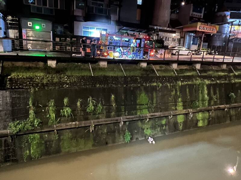 基隆市安乐区莺歌溪靠近亲亲幼稚园前,晚间1名妇人坐泡在莺歌溪中。(记者林嘉东翻摄) 基隆市安乐区莺歌溪靠近亲亲幼稚园前,晚间1名妇人坐泡在莺歌溪中。(记者林嘉东翻摄)