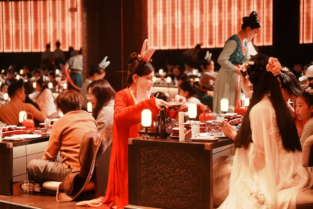 杭州宫宴,为人上菜的服务员也换上了古装。(图/视觉中国)