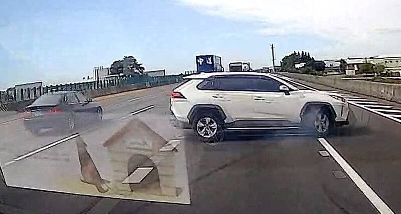 白车遭黑车撞上打滑,让行驶辅助车道的长照专车煞车不及撞上。(民众提供) 白车遭黑车撞上打滑,让行驶辅助车道的长照专车煞车不及撞上。(民众提供)