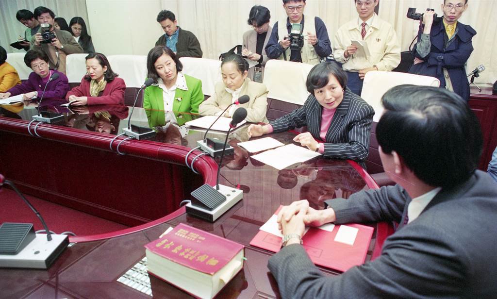 1994年2月26日，婦女團體為鄧如雯案，率隊向時任法務部長馬英九陳情。中時資料圖