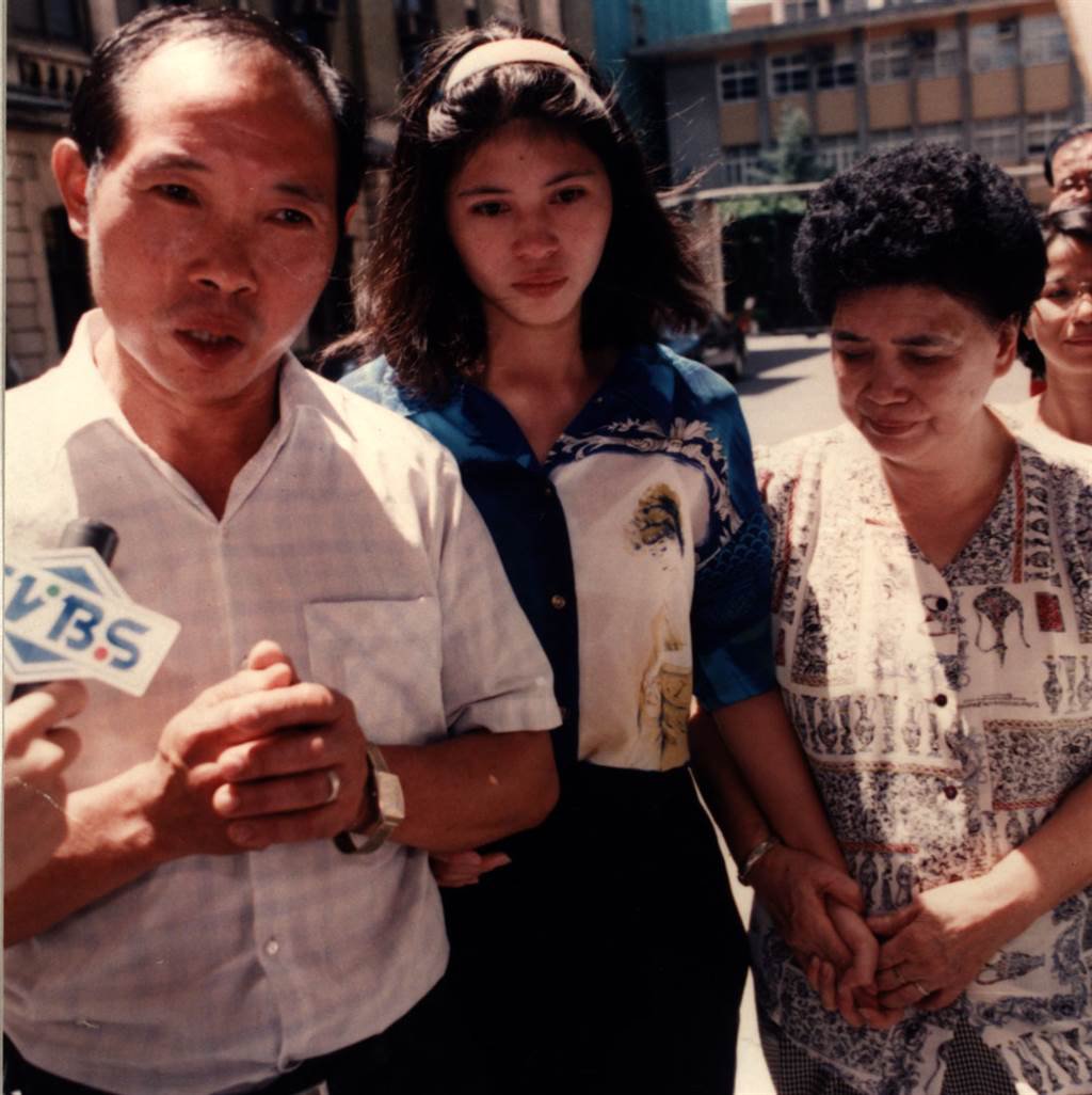 1994年8月，鄧如雯挽著父母親的手走出法院，對關心她的大眾致謝。中時資料圖