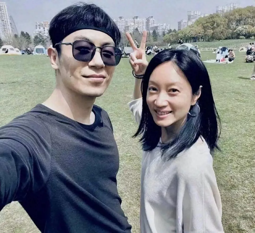 朱亚文和老婆到云南旅游，42岁沈佳妮素颜状态差