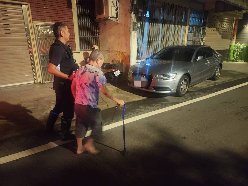邱姓老翁(右)只知姓名,靠警政系统反复比对助他返家。(警方提供) 邱姓老翁(右)只知姓名,靠警政系统反复比对助他返家。(警方提供)