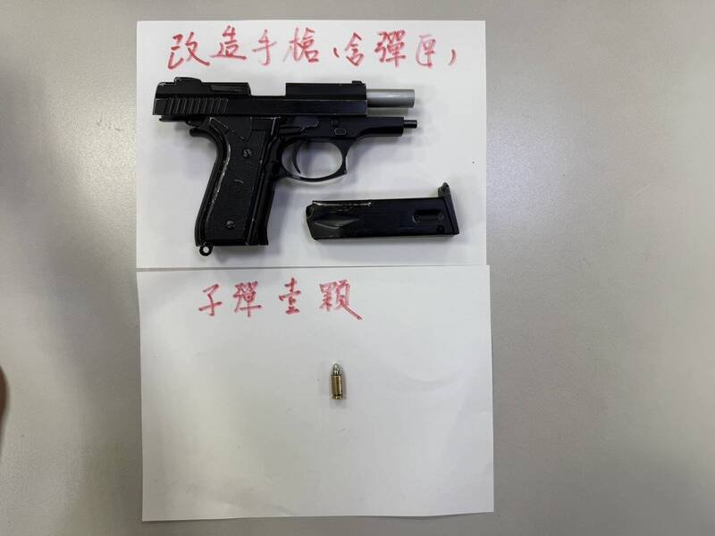 警方扣回改造手枪1把、子弹1发。(记者徐圣伦翻摄) 警方扣回改造手枪1把、子弹1发。(记者徐圣伦翻摄)