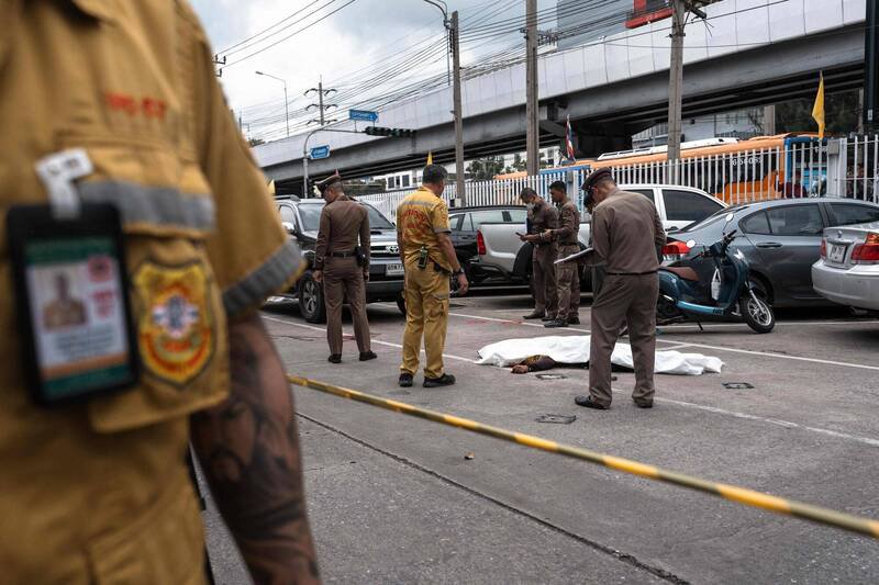 根据泰国警方消息,这起事件目前造成至少6人死亡,包括犯案后当场自尽的枪手。(法新社) 根据泰国警方消息,这起事件目前造成至少6人死亡,包括犯案后当场自尽的枪手。(法新社)