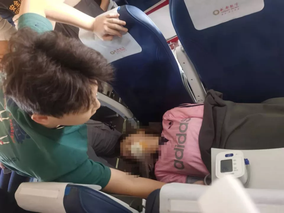 医学生飞机上救人被质疑没有行医资格：我知道边界