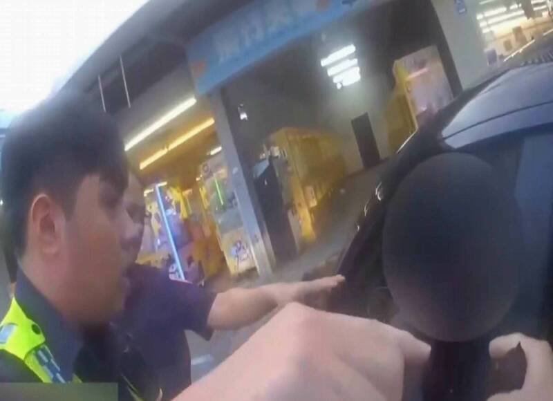 警方当街拦获车手。(图由警方提供) 警方当街拦获车手。(图由警方提供)