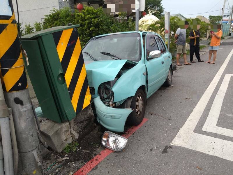 自小客自撞。(警方提供) 自小客自撞。(警方提供)