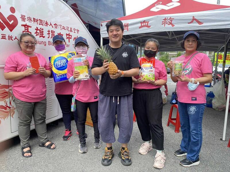 一般民众倒是高兴拿到新鲜凤梨。(主办单位提供) 一般民众倒是高兴拿到新鲜凤梨。(主办单位提供)