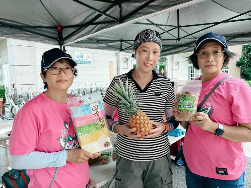 警义消和许多关山的企业、海巡今响应捐血,但警消婉谢凤梨。(警消提供) 警义消和许多关山的企业、海巡今响应捐血,但警消婉谢凤梨。(警消提供)