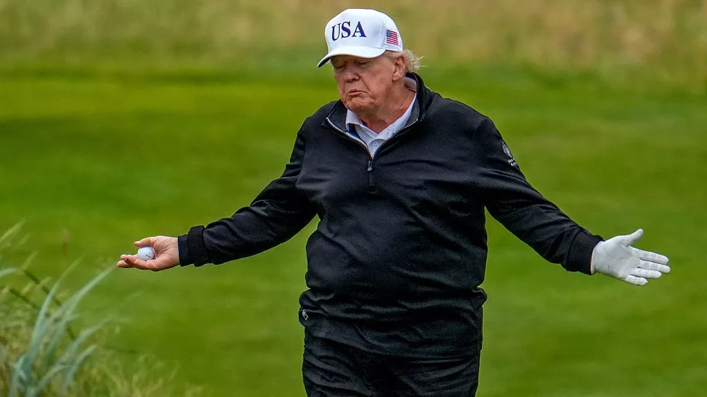 川普打golf都要作弊？球僮疑似偷将球放更有利位置