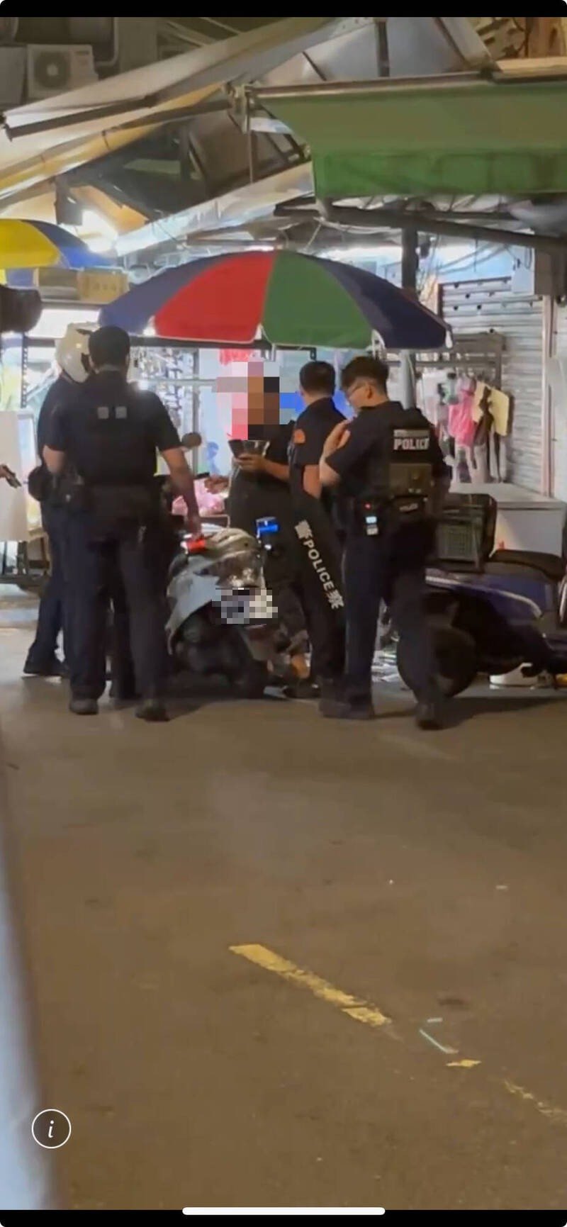 新北市板桥江宁市场传出砍人,警方到场逮捕猪肉摊商。(记者吴仁捷翻摄) 新北市板桥江宁市场传出砍人,警方到场逮捕猪肉摊商。(记者吴仁捷翻摄)