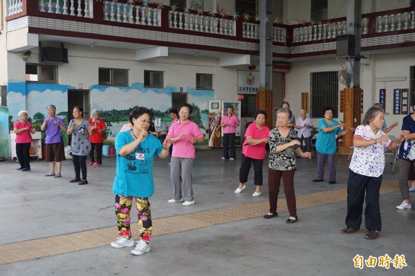 老人在溪洲社区活动中心学习外丹功等运动健身。(记者欧素美摄) 老人在溪洲社区活动中心学习外丹功等运动健身。(记者欧素美摄)