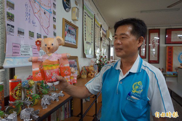 溪洲社区发展协会理事长王明洲展示老人手作的折纸作品。(记者欧素美摄) 溪洲社区发展协会理事长王明洲展示老人手作的折纸作品。(记者欧素美摄)