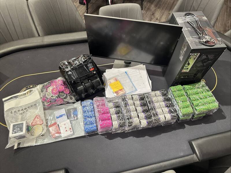 警方查扣赌具及现金等证物。(记者陆运锋翻摄) 警方查扣赌具及现金等证物。(记者陆运锋翻摄)