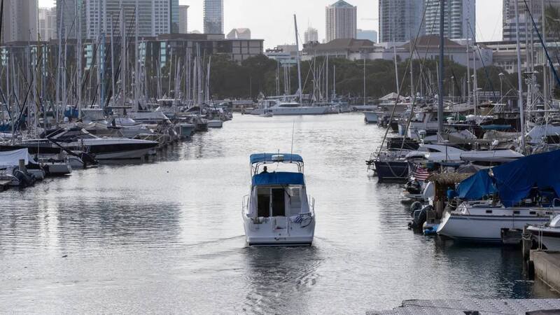 在夏威夷欧胡岛的阿拉威海港(Ala Wai Harbor),一艘船只在海啸警报发布后,驶离港口前往外海避难。(法新社) 在夏威夷欧胡岛的阿拉威海港(Ala Wai Harbor),一艘船只在海啸警报发布后,驶离港口前往外海避难。(法新社)