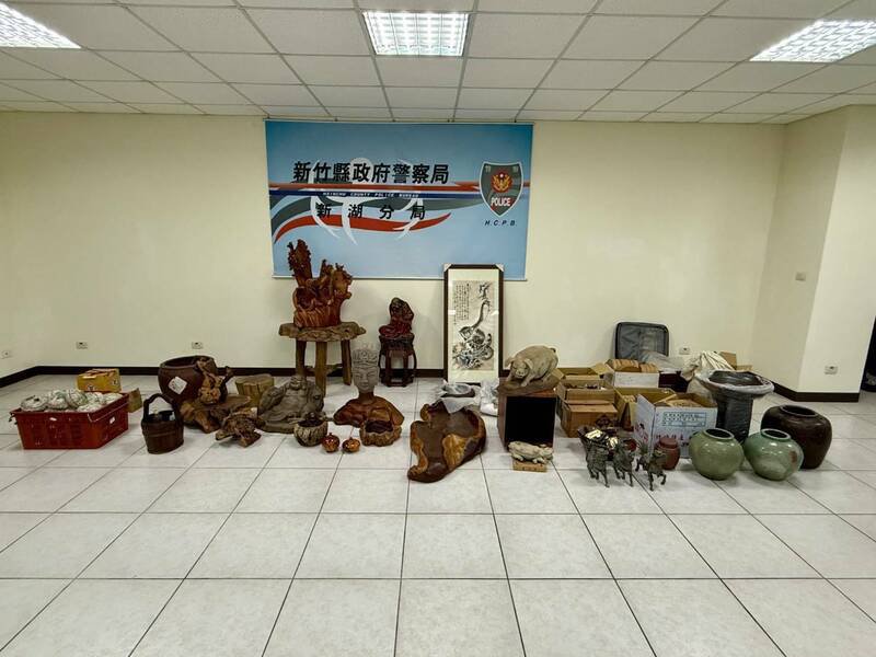 新竹县新湖警分局寻回40多件失窃赃物(新湖警分局提供) 新竹县新湖警分局寻回40多件失窃赃物(新湖警分局提供)