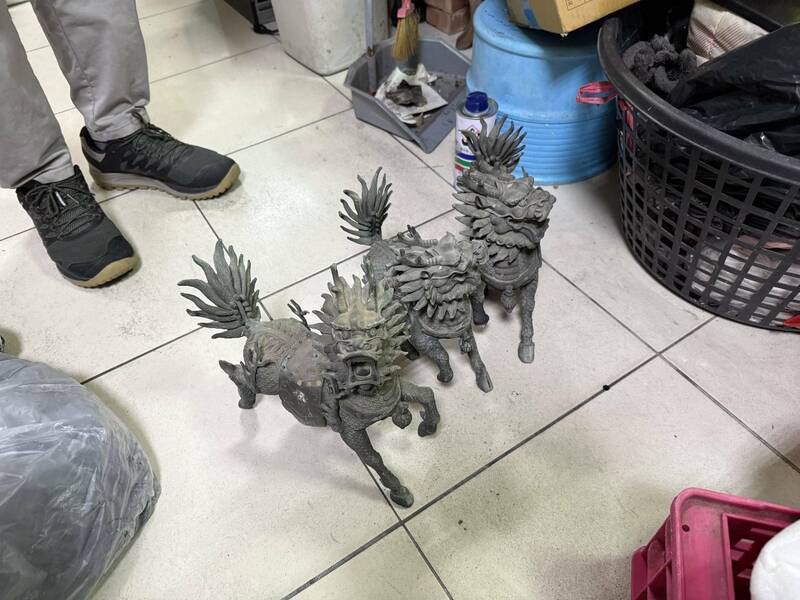 新竹县新湖警分局寻回40多件失窃赃物。(新湖警分局提供) 新竹县新湖警分局寻回40多件失窃赃物。(新湖警分局提供)