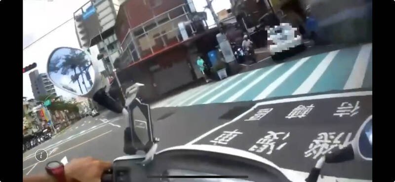 三重警分局追缉拒捕的驾驶,他一路高速冲撞车辆,警方追缉之际,提醒用路人闪避。(记者吴仁捷翻摄) 三重警分局追缉拒捕的驾驶,他一路高速冲撞车辆,警方追缉之际,提醒用路人闪避。(记者吴仁捷翻摄)