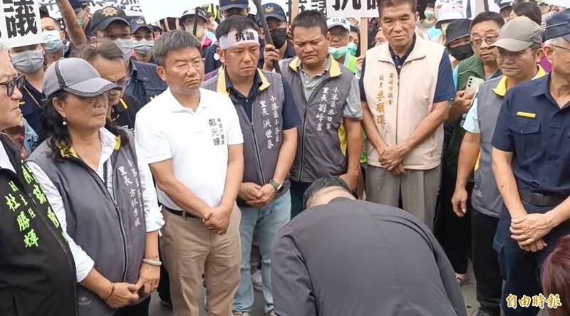 三元能源科技公司总经理薛人祯(中背对者)鞠躬道歉。(记者洪定宏摄) 三元能源科技公司总经理薛人祯(中背对者)鞠躬道歉。(记者洪定宏摄)