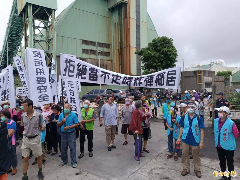 小港里民拒绝不定时炸弹邻居。(记者洪定宏摄) 小港里民拒绝不定时炸弹邻居。(记者洪定宏摄)