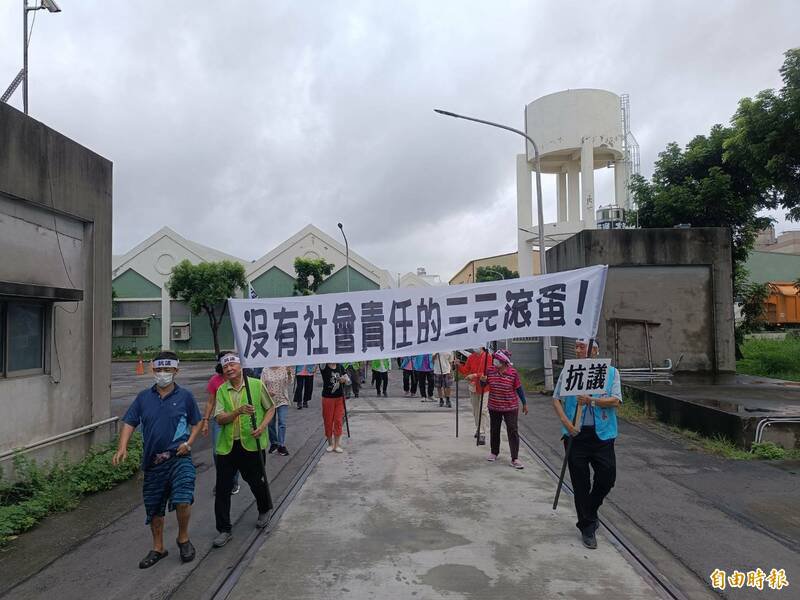 小港里民要求「没有社会责任的三元滚蛋」。(记者洪定宏摄) 小港里民要求「没有社会责任的三元滚蛋」。(记者洪定宏摄)