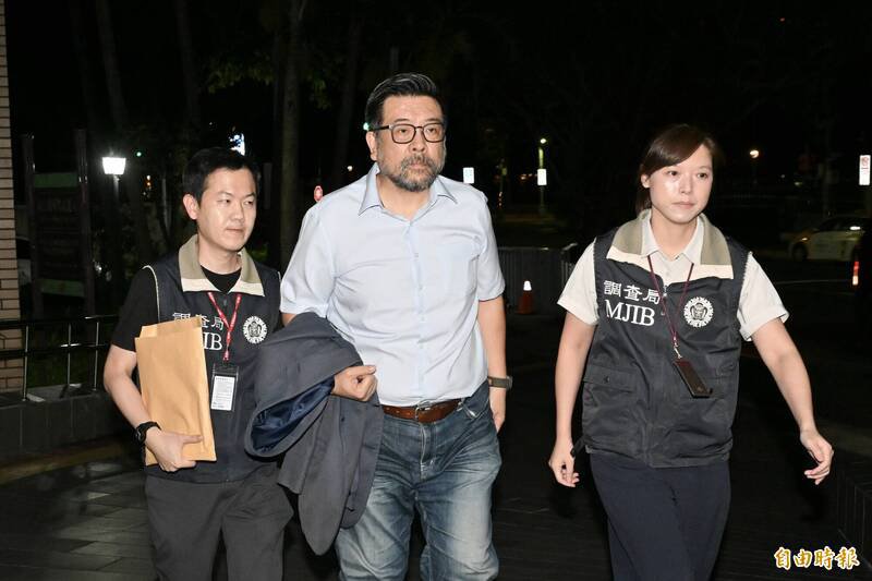 国民党籍台北市议会副议长叶林传涉贪案,半夜三点移送北检复讯。(记者丛昌瑾摄) 国民党籍台北市议会副议长叶林传涉贪案,半夜三点移送北检复讯。(记者丛昌瑾摄)