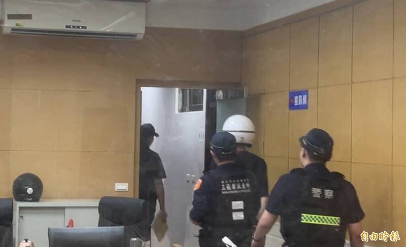 凶嫌刘柏葳面对媒体询问不发一语。(记者刘咏韵摄) 凶嫌刘柏葳面对媒体询问不发一语。(记者刘咏韵摄)