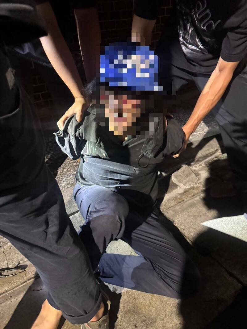陈男被警方逮捕。(记者徐圣伦翻摄) 陈男被警方逮捕。(记者徐圣伦翻摄)