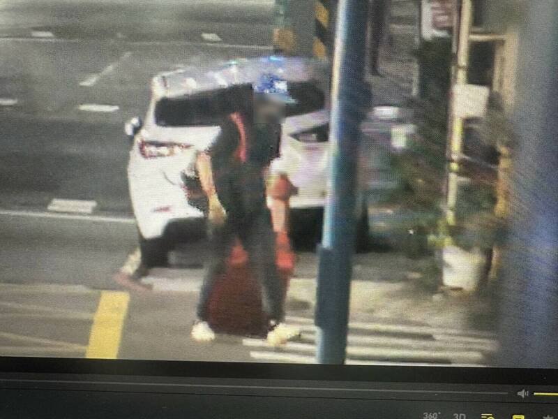 监视器拍下陈男拖行李箱身影。(记者徐圣伦翻摄) 监视器拍下陈男拖行李箱身影。(记者徐圣伦翻摄)