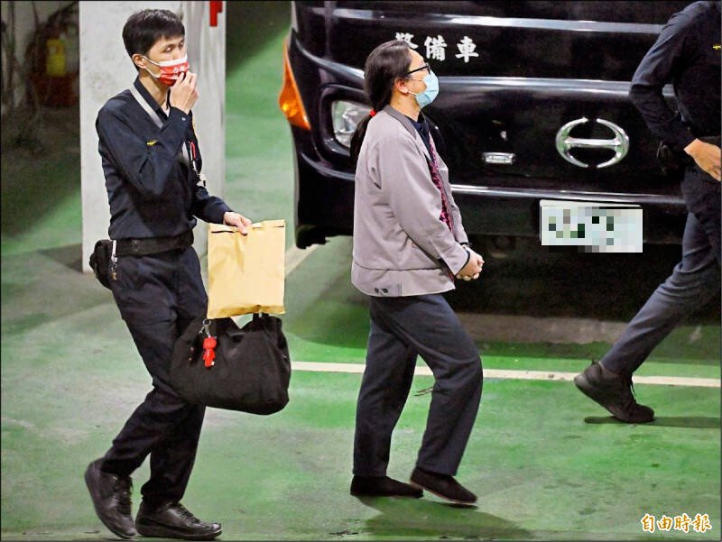 保母刘彩萱(灰衣者)与其妹刘若琳涉虐死男童剀剀,引起国内社会广泛关注与舆论谴责。(资料照) 保母刘彩萱(灰衣者)与其妹刘若琳涉虐死男童剀剀,引起国内社会广泛关注与舆论谴责。(资料照)
