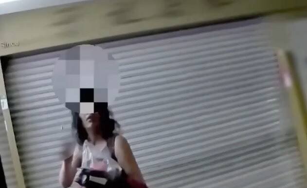 汪女被警方即使拦截逮捕。(记者刘庆侯翻摄) 汪女被警方即使拦截逮捕。(记者刘庆侯翻摄)