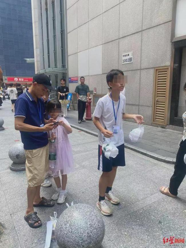 深圳华强北兴起小孩代送外卖潮