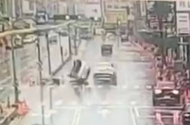 五十岁妇人驾车在台南北区北安路一段一处路口自撞分隔岛后翻车(左),险波及一旁同向的一辆休旅车(右)。(民众提供) 五十岁妇人驾车在台南北区北安路一段一处路口自撞分隔岛后翻车(左),险波及一旁同向的一辆休旅车(右)。(民众提供)