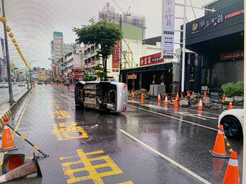 五十岁妇人驾车行经台南北区北安路一段一处路口不慎自撞分隔岛后翻车,妇人脸部有一些擦挫伤。(民众提供) 五十岁妇人驾车行经台南北区北安路一段一处路口不慎自撞分隔岛后翻车,妇人脸部有一些擦挫伤。(民众提供)