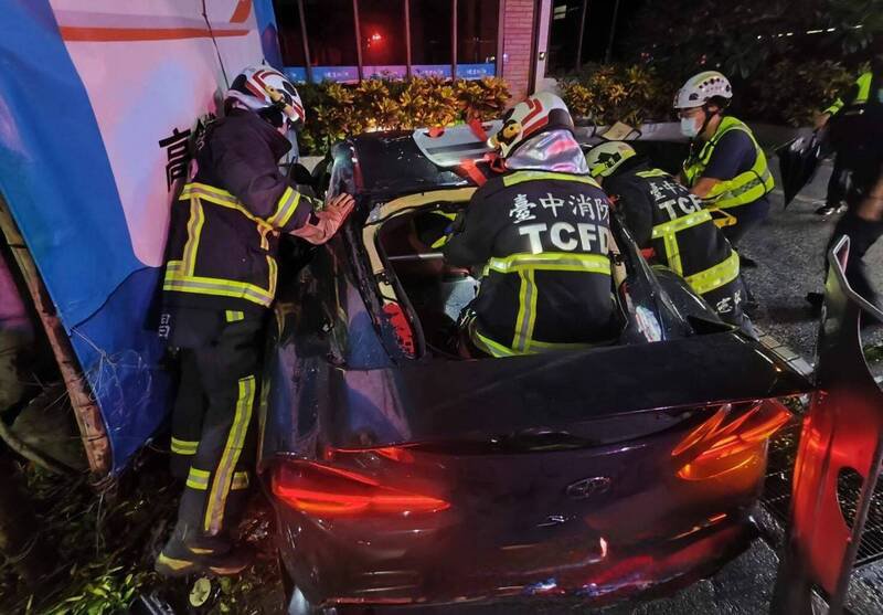 林姓男子驾驶要价200多万的跑车,行经乌日区中山路时失控自撞,因车门卡住受困车内,消防人员破坏车门救援。(记者陈建志翻摄) 林姓男子驾驶要价200多万的跑车,行经乌日区中山路时失控自撞,因车门卡住受困车内,消防人员破坏车门救援。(记者陈建志翻摄)