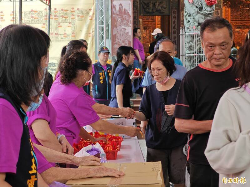 警方与福安宫合作发放平安金币,吸引上千人领取。(记者陈彦廷摄) 警方与福安宫合作发放平安金币,吸引上千人领取。(记者陈彦廷摄)