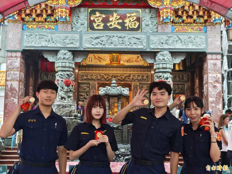 警方与福安宫合作发放平安金币。(记者陈彦廷摄) 警方与福安宫合作发放平安金币。(记者陈彦廷摄)