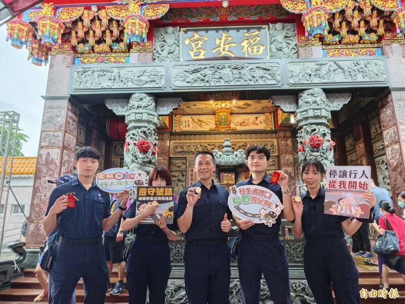 警方与福安宫合作发放平安金币。(记者陈彦廷摄) 警方与福安宫合作发放平安金币。(记者陈彦廷摄)