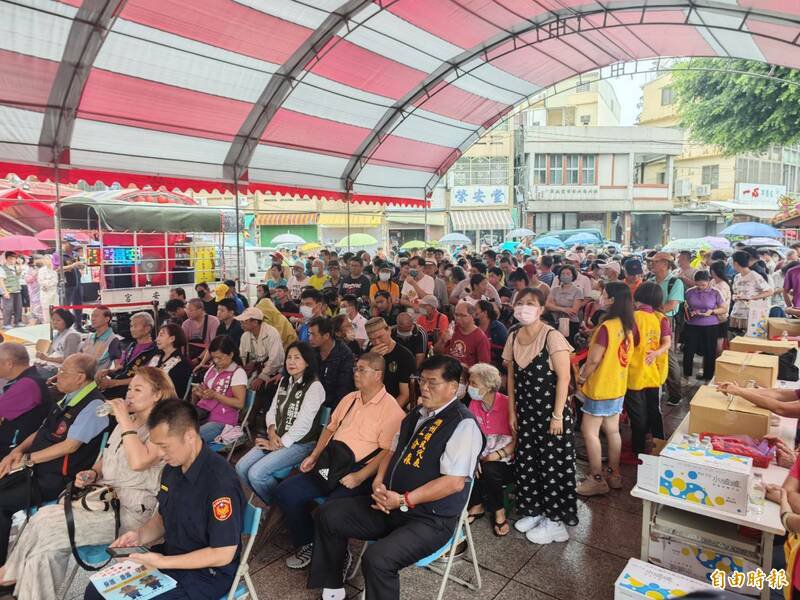 警方与福安宫合作发放平安金币,吸引上千人领取。(记者陈彦廷摄) 警方与福安宫合作发放平安金币,吸引上千人领取。(记者陈彦廷摄)