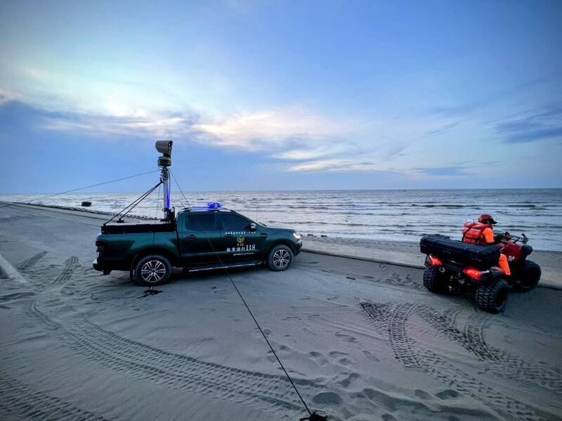 海巡署派员在竹围海边搜寻戏水被浪卷走的2名高中生。(海巡署提供) 海巡署派员在竹围海边搜寻戏水被浪卷走的2名高中生。(海巡署提供)