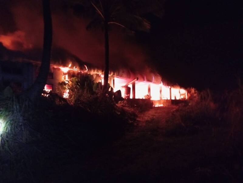花莲县寿丰乡共和村鱼池地区一间废弃猪寮昨深夜发生大火,由于现场堆积很多杂物以及易燃物,现场火势非常猛烈。(义消蔡哲文提供) 花莲县寿丰乡共和村鱼池地区一间废弃猪寮昨深夜发生大火,由于现场堆积很多杂物以及易燃物,现场火势非常猛烈。(义消蔡哲文提供)