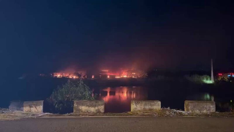 花莲县寿丰乡共和村鱼池地区一间废弃猪寮昨深夜发生大火,由于现场堆积很多杂物以及易燃物,现场火势非常猛烈。(义消蔡哲文提供) 花莲县寿丰乡共和村鱼池地区一间废弃猪寮昨深夜发生大火,由于现场堆积很多杂物以及易燃物,现场火势非常猛烈。(义消蔡哲文提供)