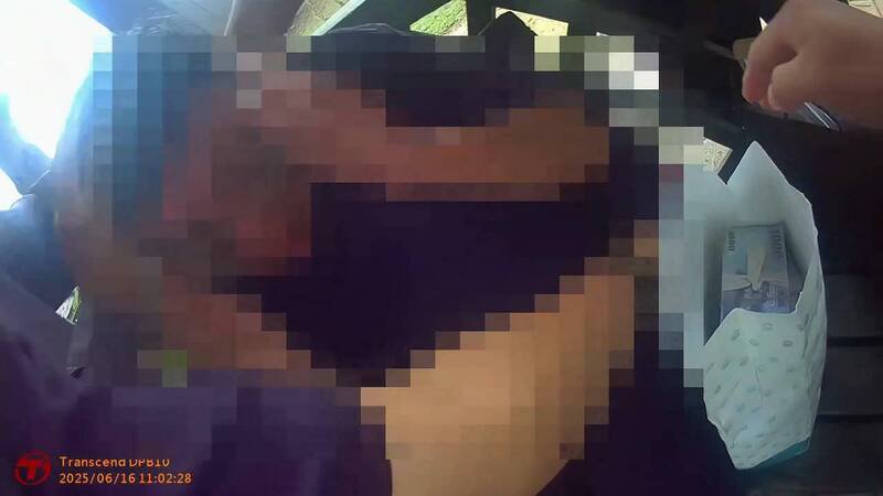 警方当场逮捕车手吴男。(图由民众提供) 警方当场逮捕车手吴男。(图由民众提供)