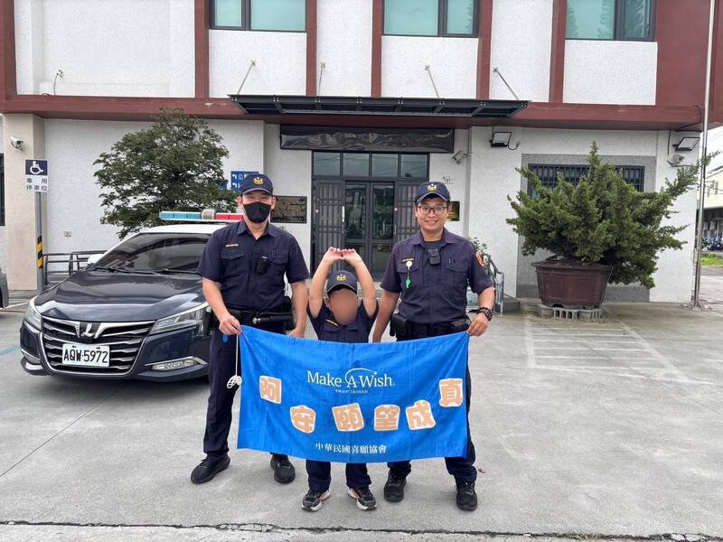 阿安在警察叔叔们陪伴下开心成为一日警察。(屏东警分局提供) 阿安在警察叔叔们陪伴下开心成为一日警察。(屏东警分局提供)