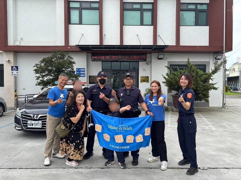 阿安在母亲及Make-A-Wish Taiwan喜愿协会社工、志工陪同下,开心前往万丹分驻所展开一日警察体验。
。(屏东警分局提供) 阿安在母亲及Make-A-Wish Taiwan喜愿协会社工、志工陪同下,开心前往万丹分驻所展开一日警察体验。
。(屏东警分局提供)