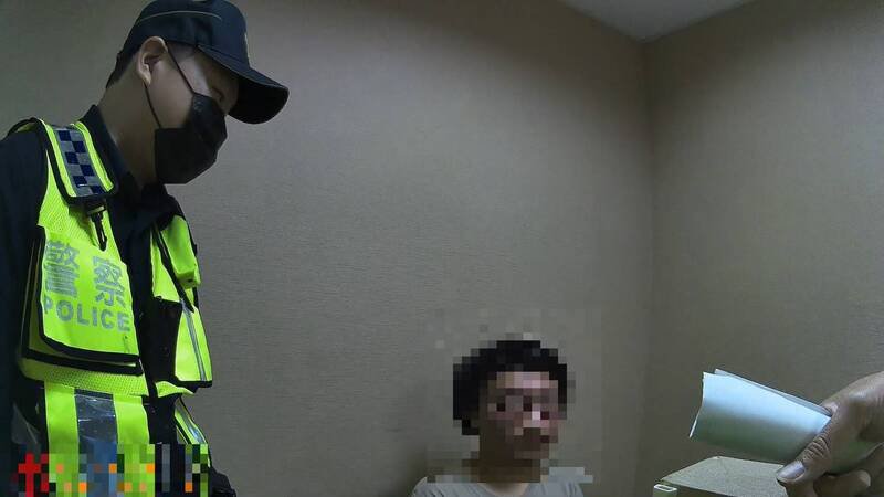 警方及时阻止王男贷款并成为人头帐户。(图由警方提供) 警方及时阻止王男贷款并成为人头帐户。(图由警方提供)