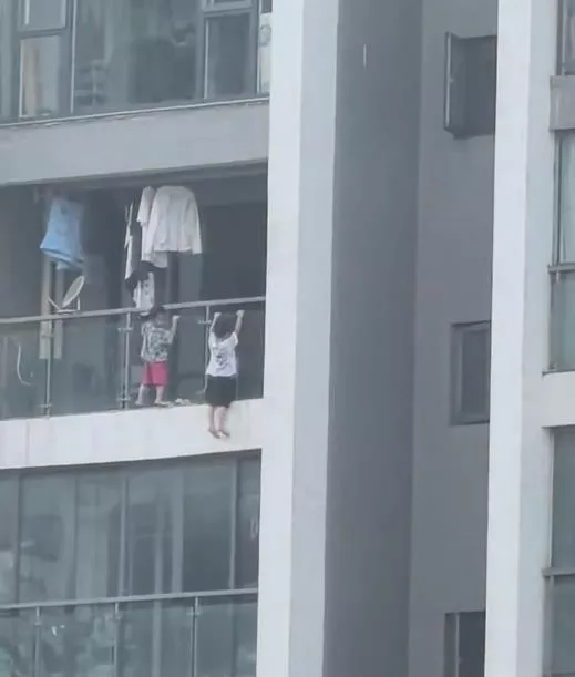 幼童爬出13层阳台，两脚悬空扒着玻璃玩引体向上
