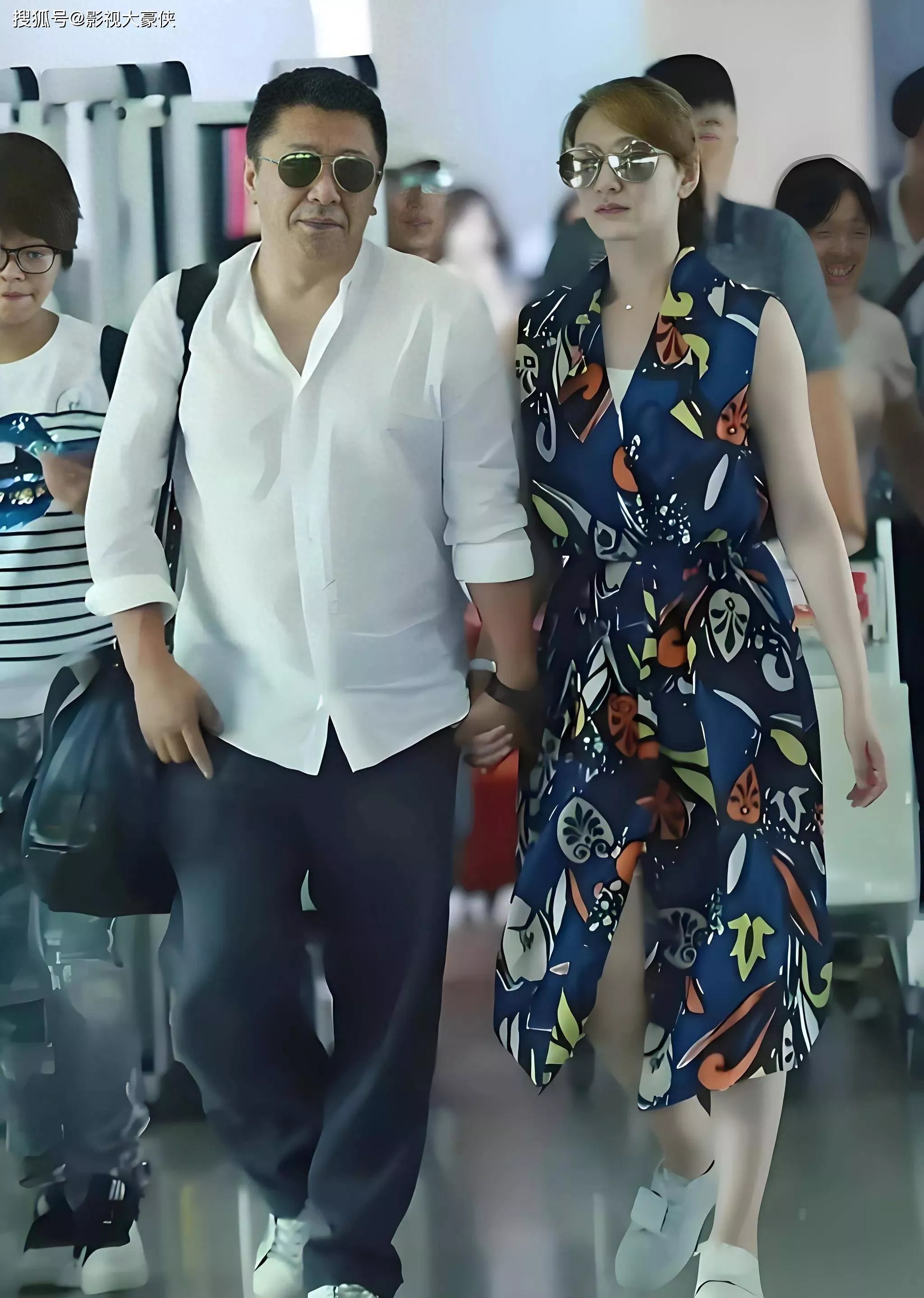 李小冉低调登场，46岁仍美貌逆龄